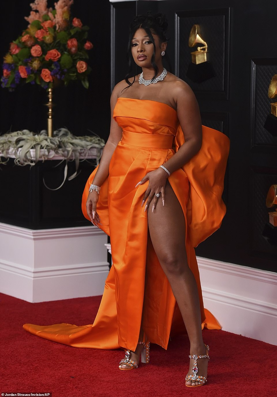 Choáng với váy hở bạo của Doja Cat trên thảm đỏ Grammy - 5 Choáng với váy hở bạo của Doja Cat trên thảm đỏ Grammy - 5