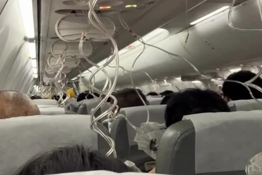 Sự im lặng trong khoang khách khi máy bay rơi ở độ cao 11.000m