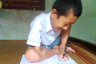 Khâm phục cậu bé viết chữ bằng... chân trái