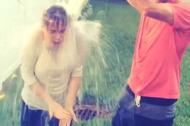 Sao Holllywood đua nhau... tắm nước đá