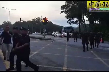 Phóng viên quây kín bên ngoài tòa án xét xử Đoàn Thị Hương