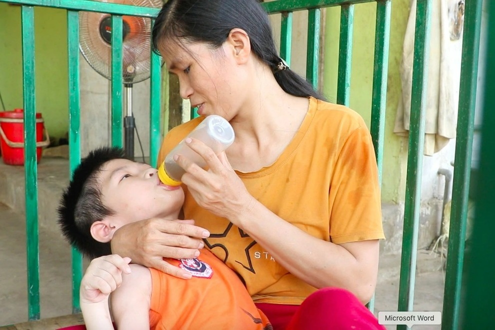 Cậu bé ngót 10 năm chống chọi với bệnh viêm não khẩn cầu sự giúp đỡ - 6 Cậu bé ngót 10 năm chống chọi với bệnh viêm não khẩn cầu sự giúp đỡ - 6