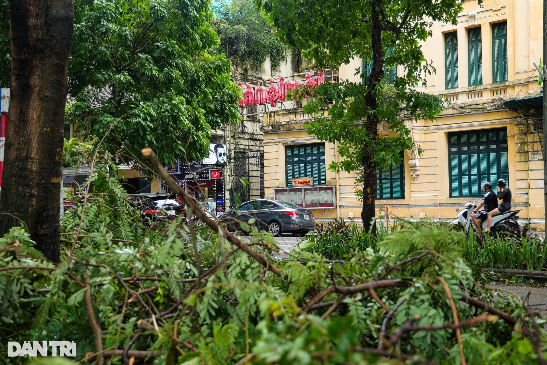 View - Hà Nội: Nhiều người ra đường ngổn ngang cảm xúc sau cơn bão tan | Báo Dân trí