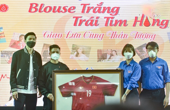 Do cả hai cầu thủ đội tuyển quốc gia là Nguyễn Quang Hải và Đoàn Văn Hậu mới khỏi Covid-19 nên chưa đủ điều kiện tham gia hiến máu. Hai tuyển thủ quốc gia đã tặng áo đấu của mình cho chương trình.