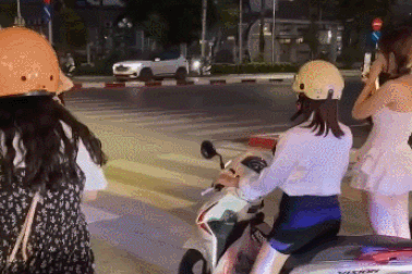 Clip "hai cô gái đứng giữa đường quay video TikTok" gây tranh cãi tuần qua