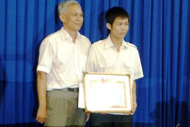 Tuyên dương sinh viên nhảy cầu Bình Triệu cứu người 