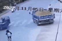 Xe điện Tesla lao như tên bắn trên đường, 5 người thương vong