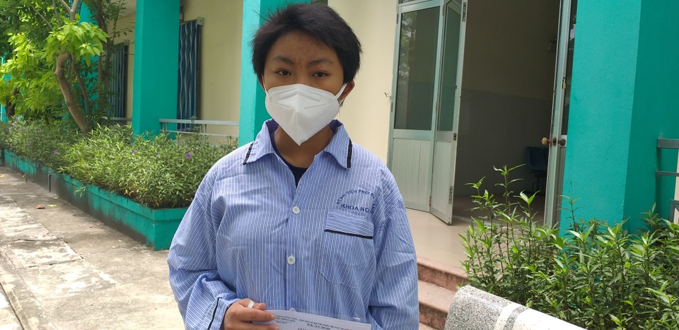 Bệnh nhân mắc Covid-19 ra viện: Các bác sĩ đã chăm sóc tôi rất tận tình - 2 Bệnh nhân mắc Covid-19 ra viện: Các bác sĩ đã chăm sóc tôi rất tận tình - 2
