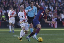 Bàn phản lưới nhà giúp Barcelona may mắn thoát thua