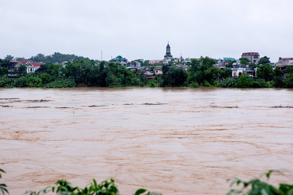 Người dân thành phố Yên Bái chạy lũ trong đêm - 3 Người dân thành phố Yên Bái chạy lũ trong đêm - 3