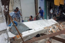 Tảng bê tông bất ngờ đổ sập, 2 người đang ngồi trước cửa nhà bị thương vong