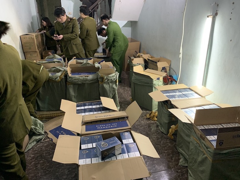 Hà Nội: Đột kích ngôi nhà thuê, thu giữ cả kho thuốc lá lậu - 1 Hà Nội: Đột kích ngôi nhà thuê, thu giữ cả kho thuốc lá lậu - 1