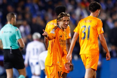 Modric mắng Vinicius trên sân, HLV Anceloti ủng hộ