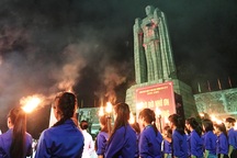 Tuổi trẻ TPHCM thắp nến tri ân các Anh hùng Liệt sĩ