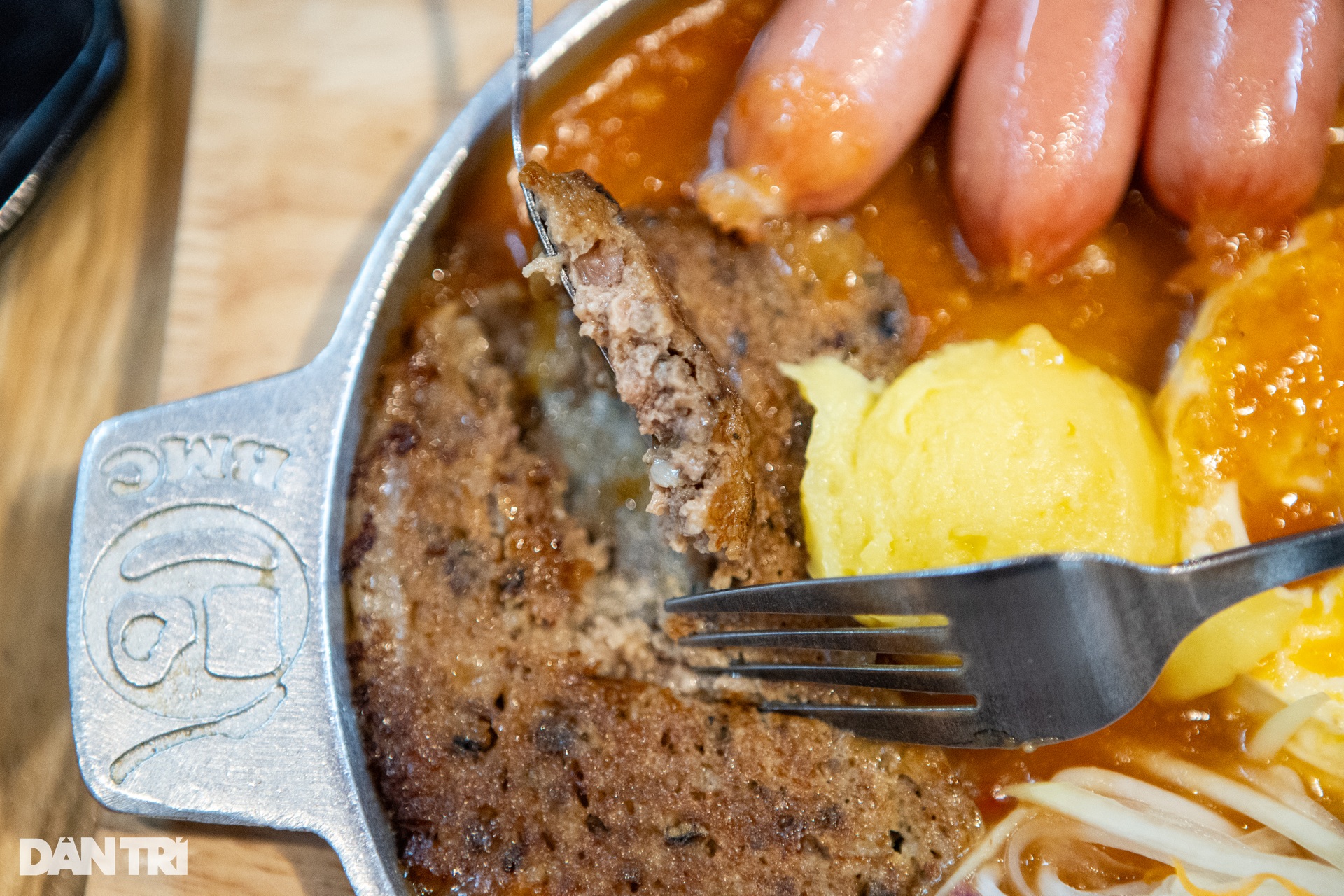 Thực khách rón rén soi miếng pate khi ăn bánh mì chảo vì lo… có dòi - 3 Thực khách rón rén soi miếng pate khi ăn bánh mì chảo vì lo… có dòi - 3