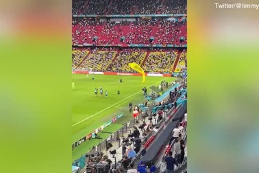 Người sử dụng dù lượn trên sân Allianz Arena