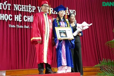Mời phụ huynh lên bục nhận thưởng cùng con trong lễ tốt nghiệp Đại học