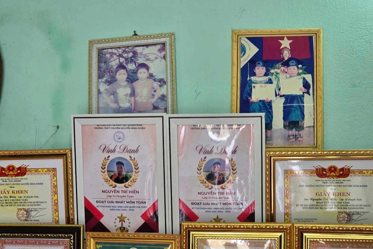 הענקת מתנות לאחים תאומים שזכו בפרס הראשון בתחרות המצטיינים הארצית - 2 Tặng quà đến anh em song sinh đạt giải Nhất học sinh giỏi quốc gia - 2