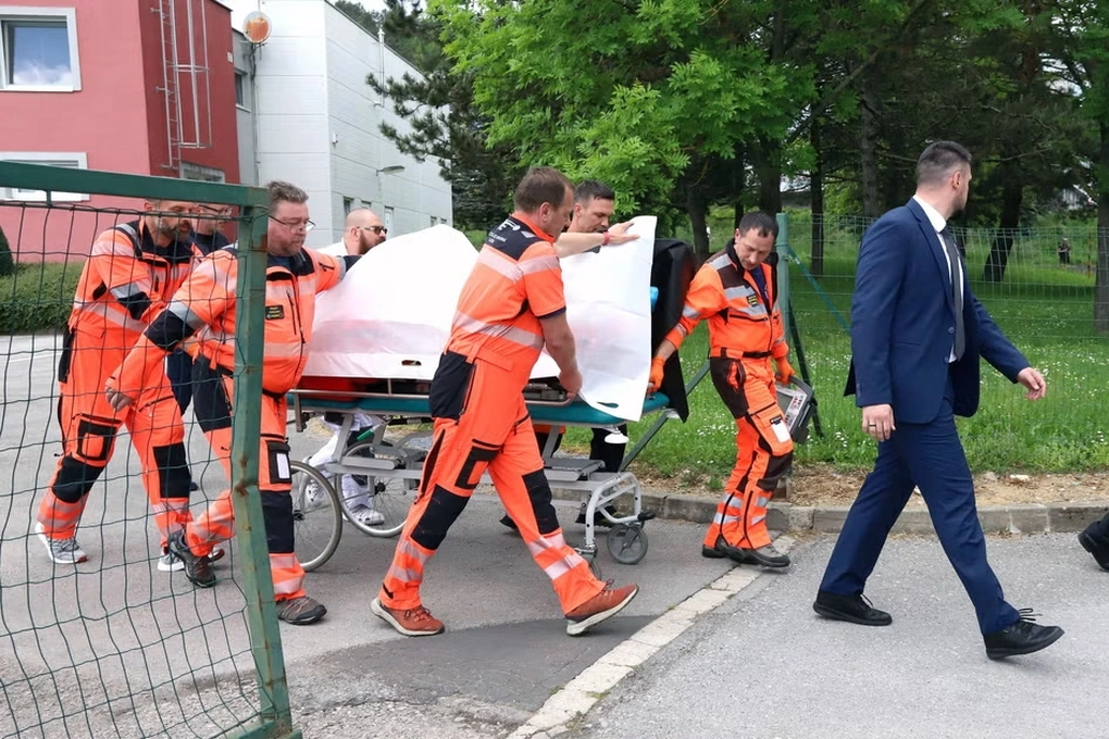 Thủ tướng Slovakia qua cơn nguy kịch sau khi bị mưu sát - 3 Thủ tướng Slovakia qua cơn nguy kịch sau khi bị mưu sát - 3