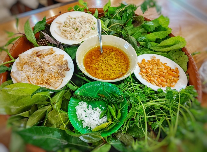 Kon Tum salad with a few dozen kinds of strange leaves, tired hands - 2