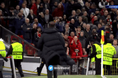 Cổ động viên Man Utd ném vật thể lạ về phía HLV Simeone