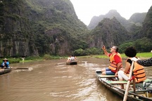 Yêu cầu làm rõ vụ khách Tây bị lái đò Tam Cốc chặn đường đòi tiền “típ”