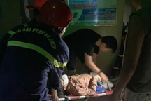 Cảnh sát trắng đêm cứu hàng chục người dân mắc kẹt trong bão Bualoi