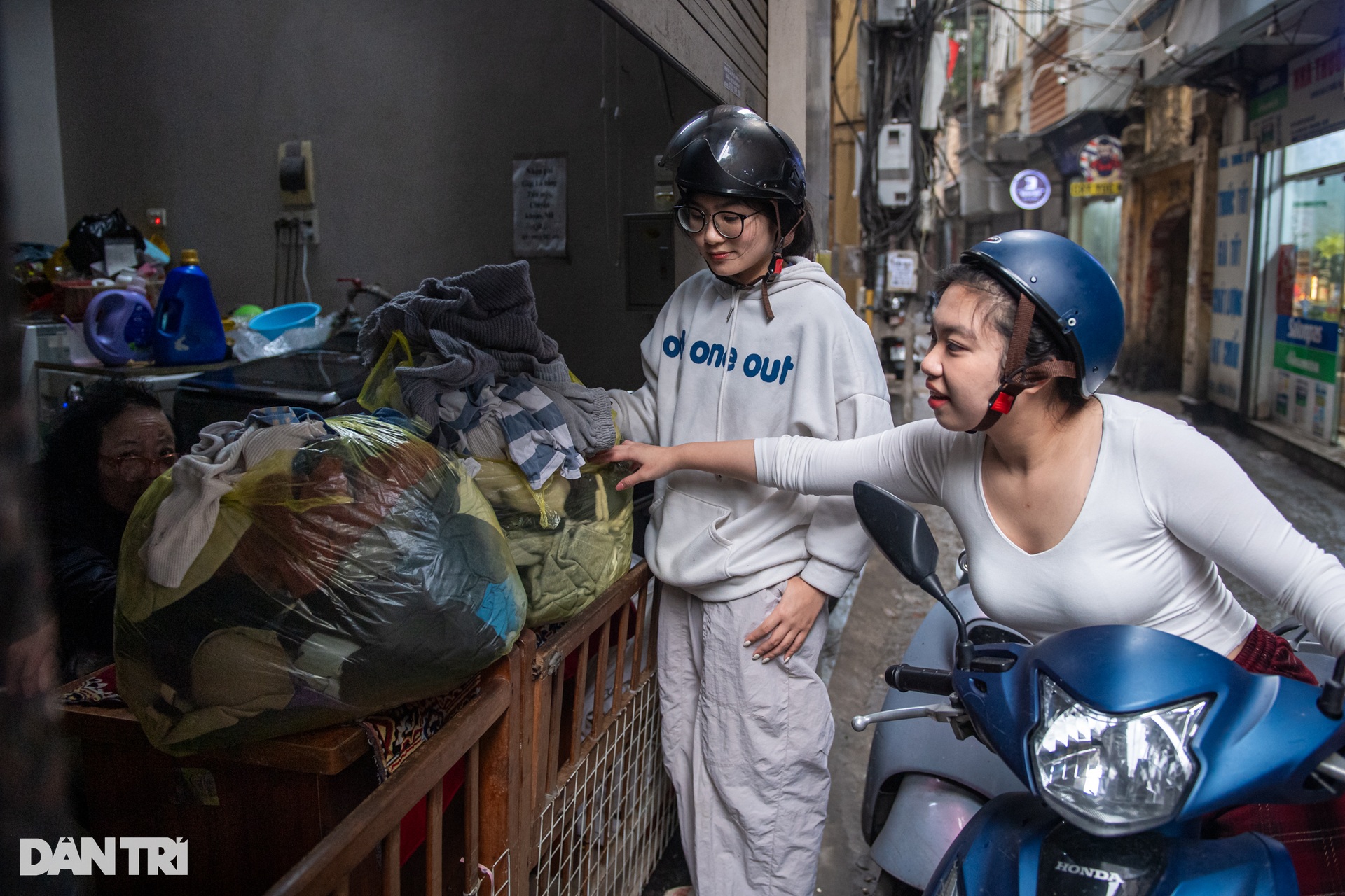 Trời nồm: Sinh viên cắn răng chi tiền giặt quần áo ở tiệm vì hết đồ mặc - 12 Trời nồm: Sinh viên cắn răng chi tiền giặt quần áo ở tiệm vì hết đồ mặc - 12