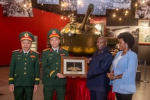 Tổng thống Burundi tham quan Bảo tàng Lịch sử Quân sự Việt Nam