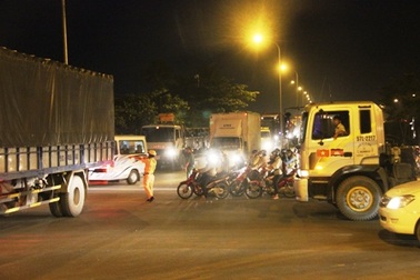 8 ngã qua nút giao thông Mỹ Thủy kẹt cứng suốt nhiều giờ