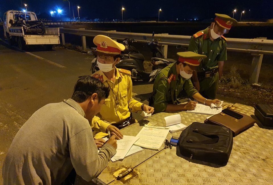 Thợ hồ mất toi cả tháng lương vì được chủ nhà mời 2 lít bia giải mỏi - 2 Thợ hồ mất toi cả tháng lương vì được chủ nhà mời 2 lít bia giải mỏi - 2