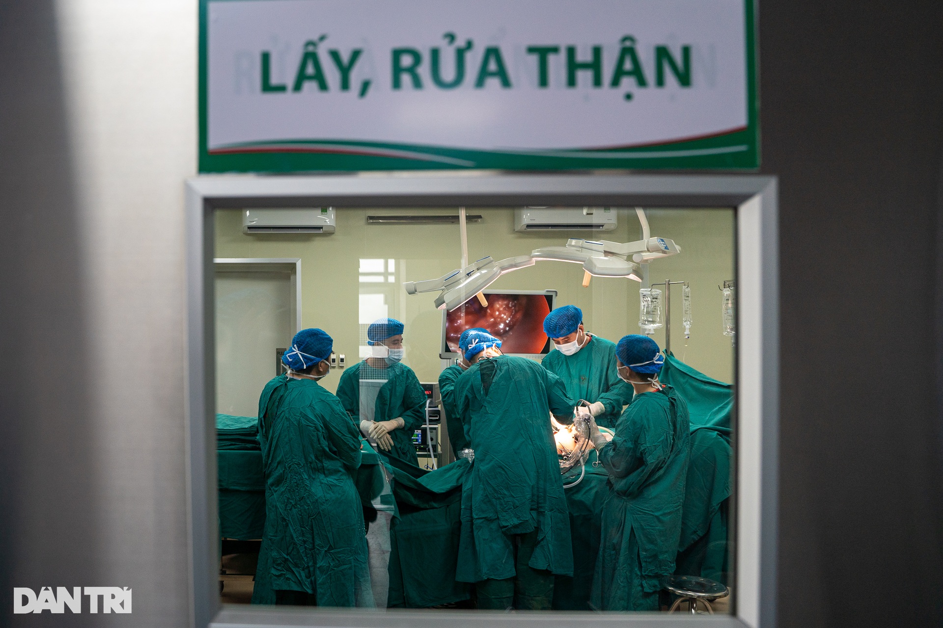 Cận cảnh 30 y bác sĩ giải cứu cô gái suy thận 10 năm không thể uống nước - 1 Cận cảnh 30 y bác sĩ giải cứu cô gái suy thận 10 năm không thể uống nước - 1