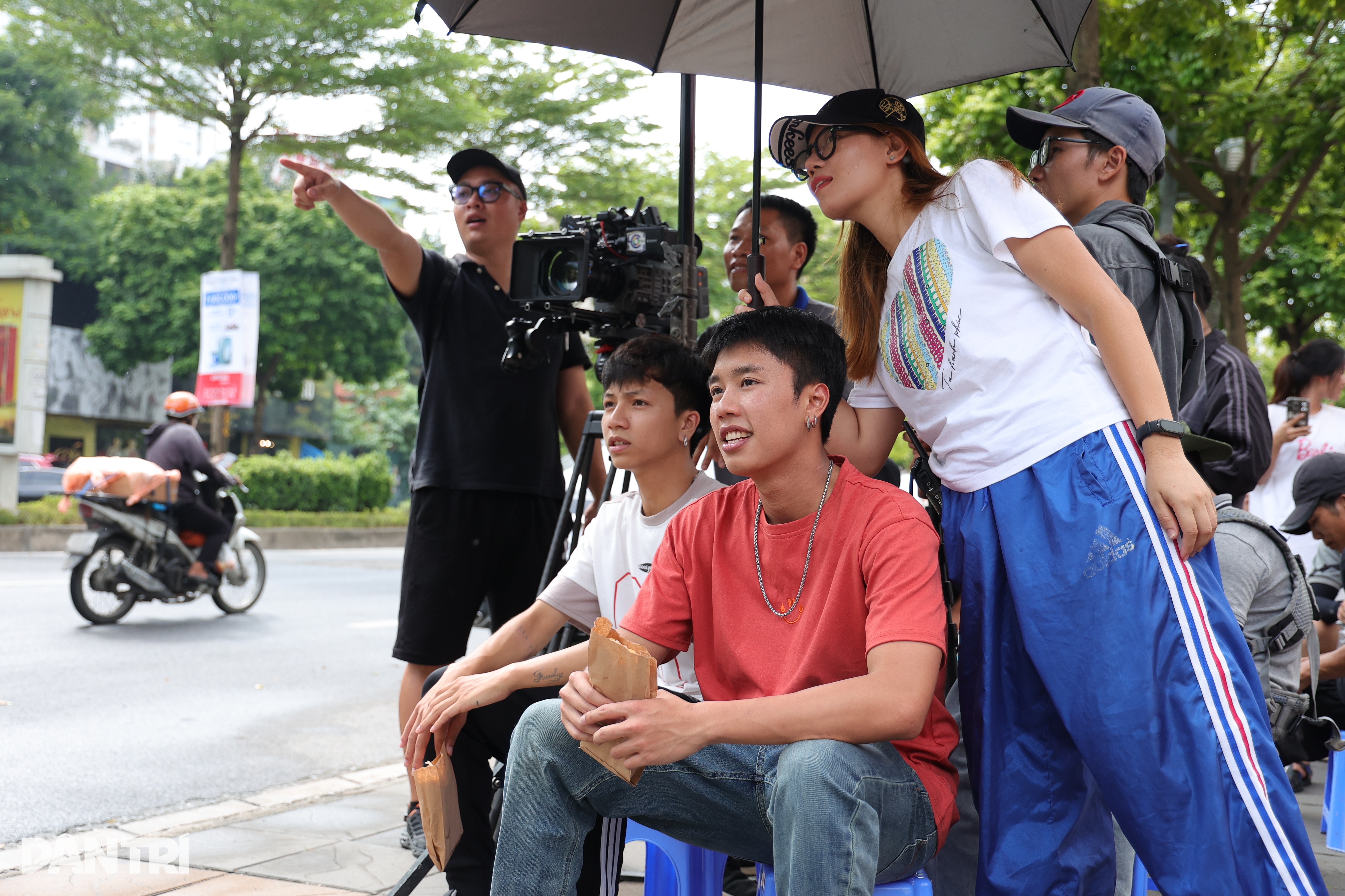 پسر ون دانگ نقش استاد جوان ثروتمند چای را بازی میکند: خوردن ناهار جعبهای، دویدن زیر باران سر صحنه فیلمبرداری - 11 Con trai Vân Dung vào vai cậu ấm Chải: Ăn cơm hộp, chạy mưa ở trường quay - 11