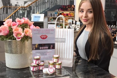 15 tuổi khởi nghiệp với nghề chăm sóc môi, cô gái thu hơn 3 tỷ đồng/năm