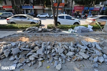 Ngổn ngang đất đá "vá" vỉa hè trên tuyến phố kiểu mẫu ở Hà Nội