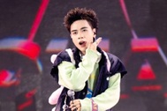 Quang Hùng MasterD cùng hàng ngàn khán giả hát loạt hit ở show "Anh trai"