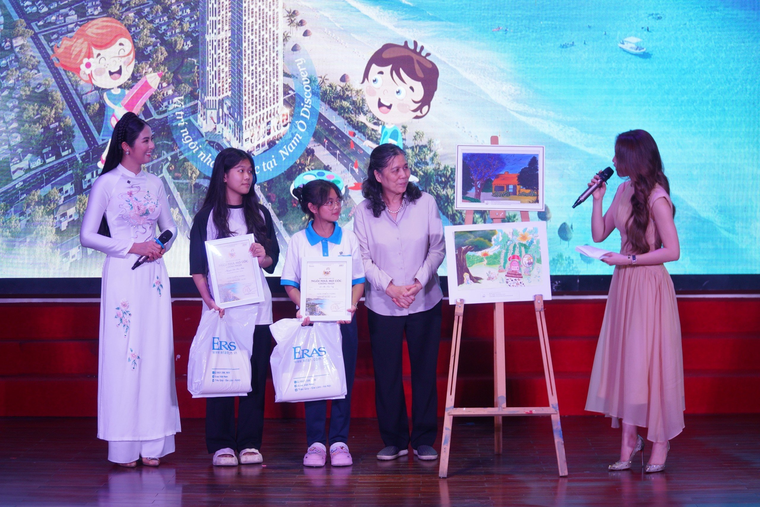 Ba Hoa trao giai Nghi luc.jpg Ba Hoa trao giai Nghi luc.jpg