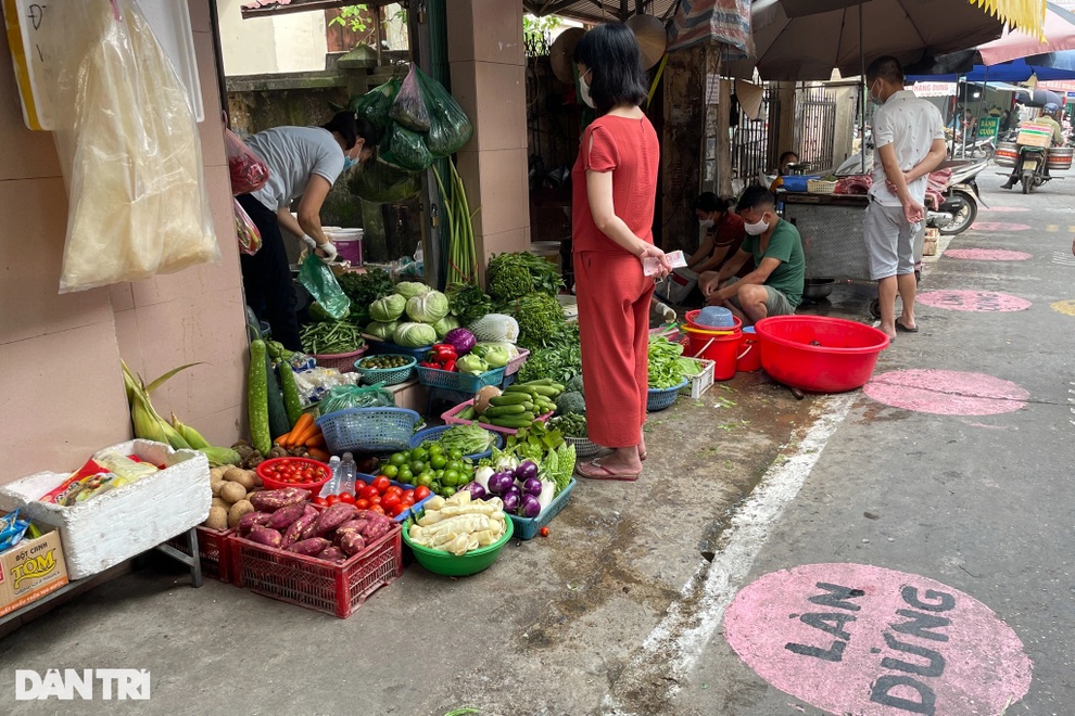 Chợ Tân Mai vẽ ô kẻ vạch phòng dịch Covid-19 cho đẹp, ít người thực hiện - 4 Chợ Tân Mai vẽ ô kẻ vạch phòng dịch Covid-19 cho đẹp, ít người thực hiện - 4