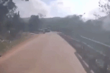 Khoảnh khắc xe đầu kéo lao như tên bắn, suýt tông ô tô tải trước khi bị lật