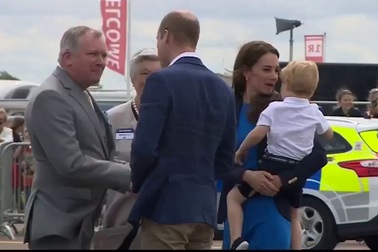 Hoàng tử bé nước Anh ngồi buồng lái máy bay "Mũi tên Đỏ"