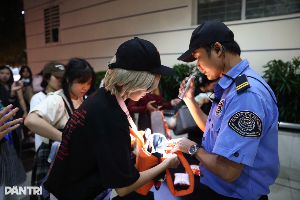 Tôi! Người Việt Nam: Khán giả xếp hàng, sẵn sàng bùng nổ cùng 25 anh tài - 1 Tôi! Người Việt Nam: Khán giả xếp hàng, sẵn sàng bùng nổ cùng 25 anh tài - 1