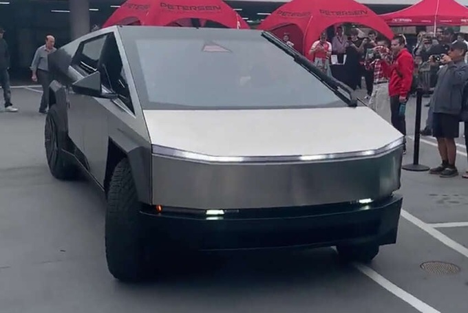 Tesla đã xuất xưởng chiếc xe bán tải Cybertruck đầu tiên - 2