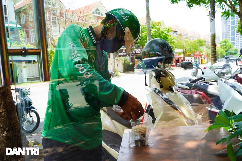 Shipper ở Hà Nội cháy đơn đợt nắng nóng, thu nhập không cao như lời đồn - 10 Shipper ở Hà Nội cháy đơn đợt nắng nóng, thu nhập không cao như lời đồn - 10