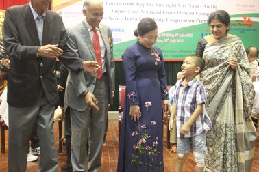 Món quà ý nghĩa của Ấn Độ dành tặng hàng trăm người khuyết tật Việt Nam