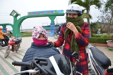 Trẻ em miền Trung hóa... ninja tới trường trong giá rét