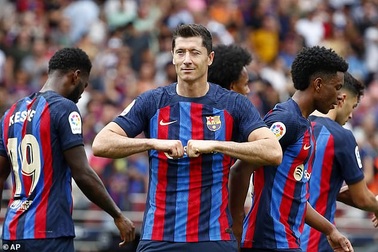 Lewandowski lập cú đúp, Barcelona tạm lên ngôi đầu bảng La Liga