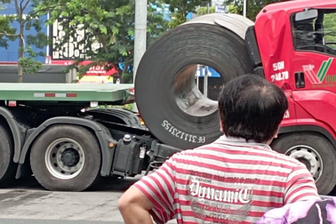 Cuộn thép hàng chục tấn đè sụp cabin xe đầu kéo ở TPHCM