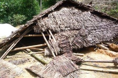 Lốc xoáy đầu mùa “thổi bay” 23 mái nhà dân  