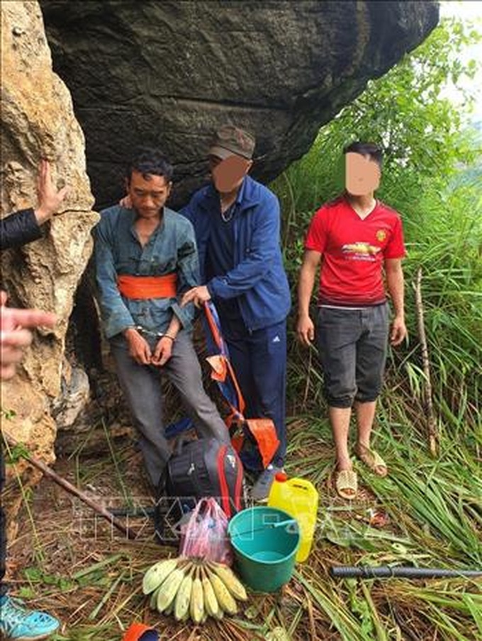 Đối tượng Sùng Mí Sử bị bắt giữ khi đang lẩn trốn trong hang đá trên núi cao thuộc thôn Khai Hoang, xã Thượng Phùng (huyện Mèo Vạc). Ảnh: Cơ quan công an cung cấp