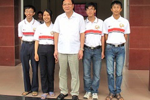 Bộ trưởng Bộ GD-ĐT gặp gỡ 4 "nhà leo núi Olympia" 2011 